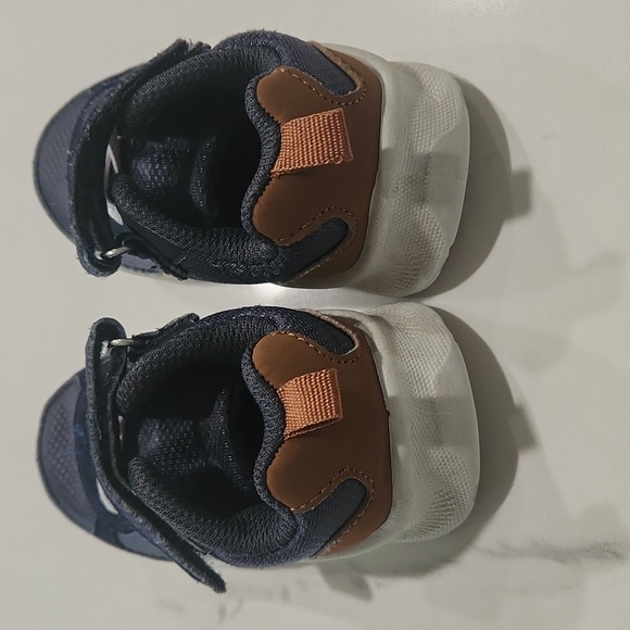 Oshkosh Size 5M - Picture 3 of 4